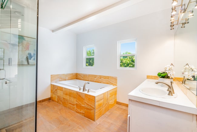 Master Onyx Jacuzzi Bathroom - 17001 Bollinger Dr