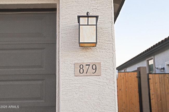 Building Photo - 879 W Finch Dr