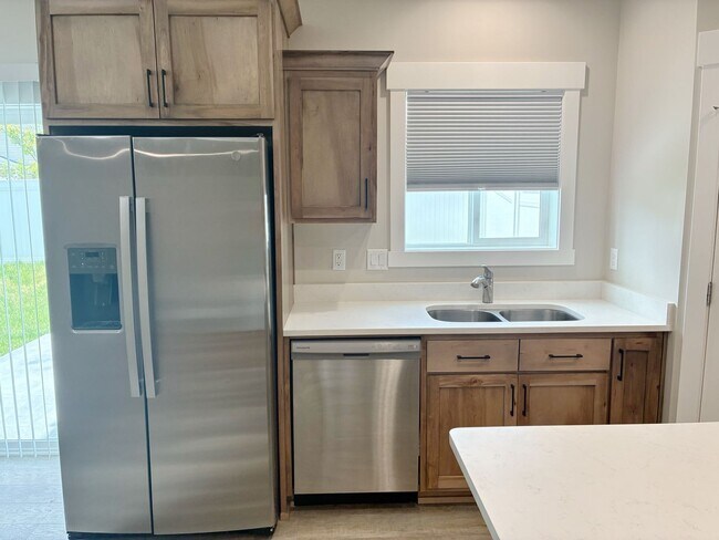 Building Photo - Beautiful new 3-bedroom, 2.5-bathroom townhome