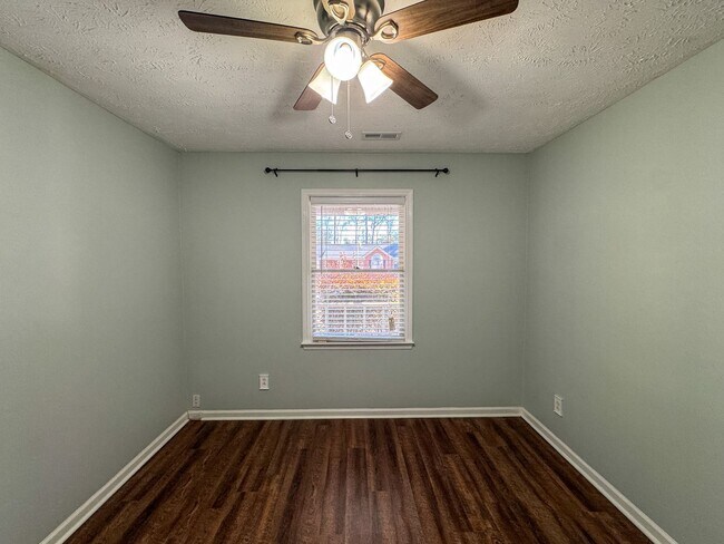 Building Photo - Charming 3 Bed 2 Bath Home with Fenced Backyard