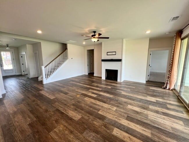 Building Photo - Beautiful 4 Bed/ 3.5 Bath Home in Newly Built Rivers Edge!