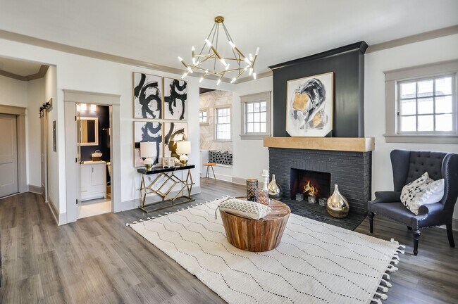 Building Photo - Beautifully Updated 1/1 w/ Bonus Room in M...