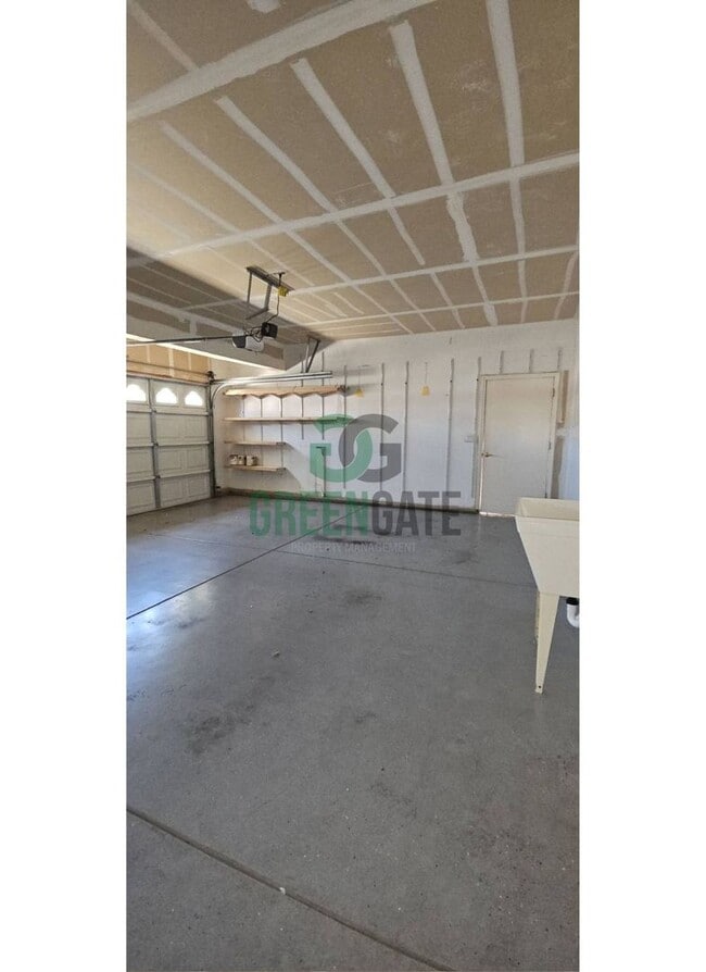 Building Photo - Beautiful 4 Bedroom, 3 Bathroom Home in Tr...