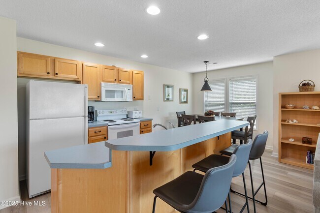 Building Photo - 3350 Club Villas Dr