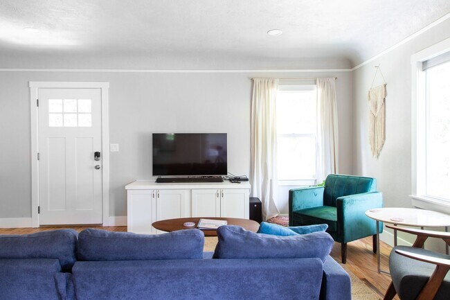 Building Photo - Cozy 2-Bedroom Retreat in North End Boise: Fantastic Location with Elegant Upgrades