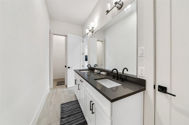 Building Photo - 620 E 26th St