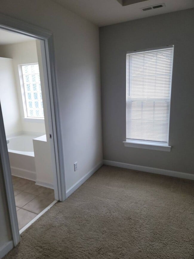 Building Photo - Nice Townhome off Providence Rd/485 South