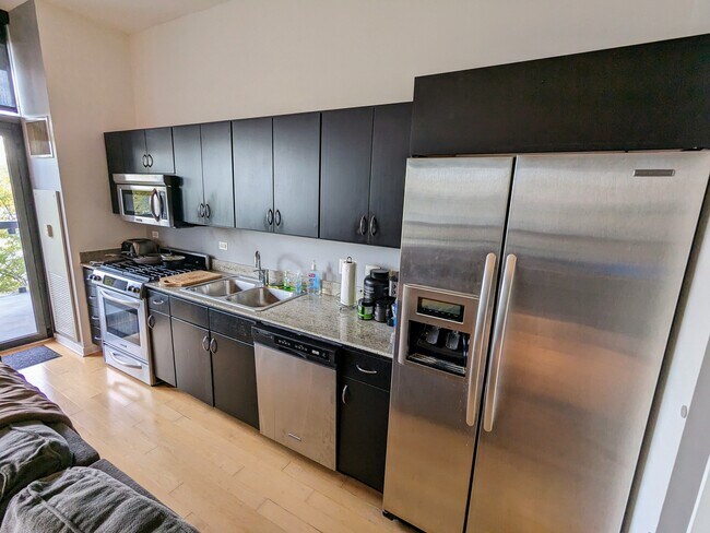 Building Photo - 860 W Blackhawk St