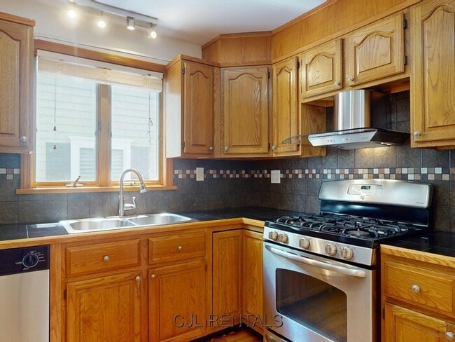 Building Photo - 25 Charlotte Rd