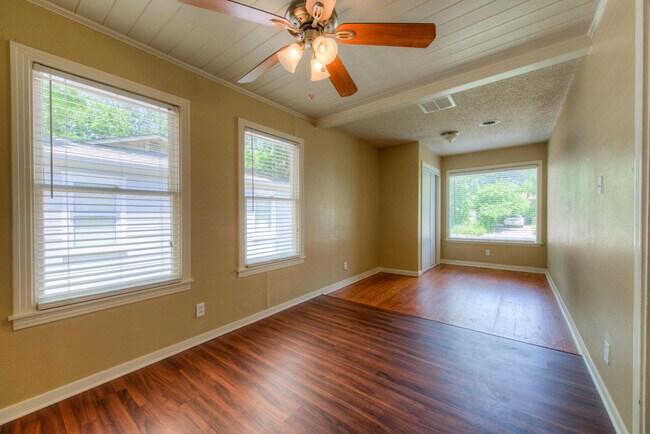 Building Photo - UT PRE-LEASE: 4 bed/2 bath North Campus home for pre-Lease. Features wood floors and many updates