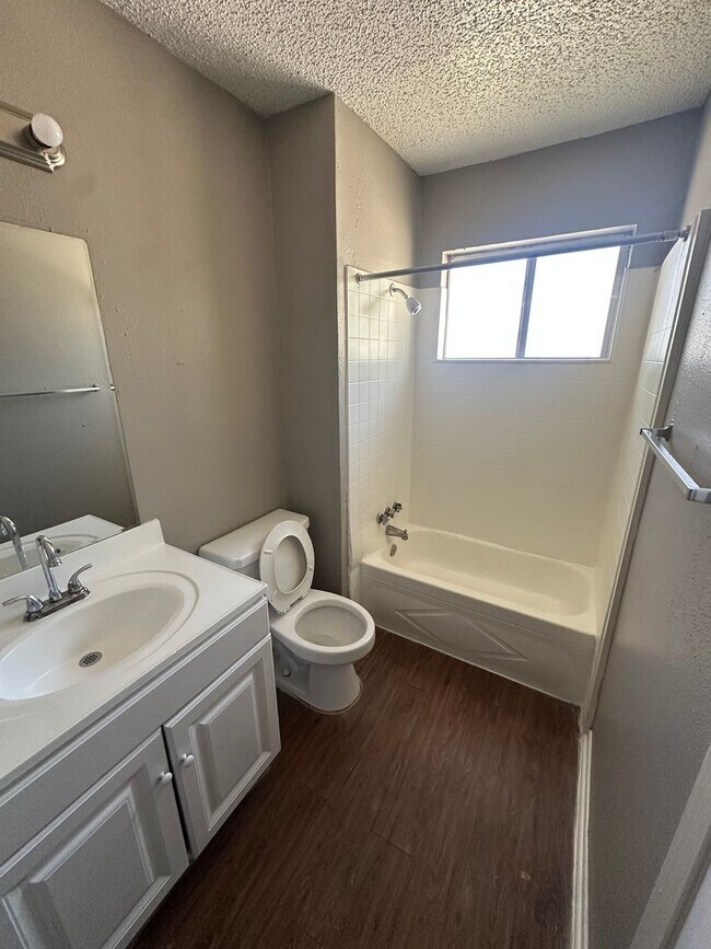 Building Photo - Brookview Duplex 6819