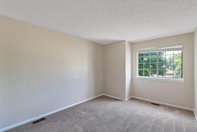 Building Photo - 2152 Holyoke Ln