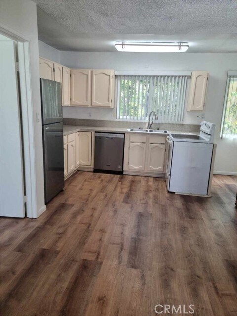 Building Photo - 470 S Los Robles Ave