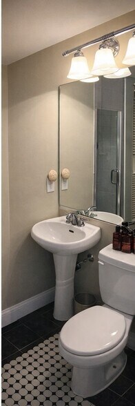 Building Photo - 33 Main St