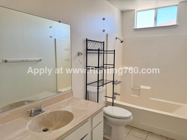 Building Photo - Spacious 2 Bed 1 Bath Home With Indoor Lau...