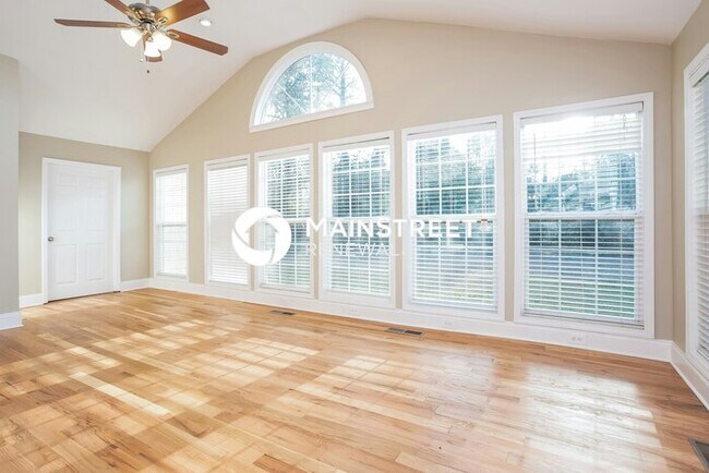 Building Photo - 4 Bedroom Pet-Friendly Home in Kennesaw, GA with Main Street Renewal