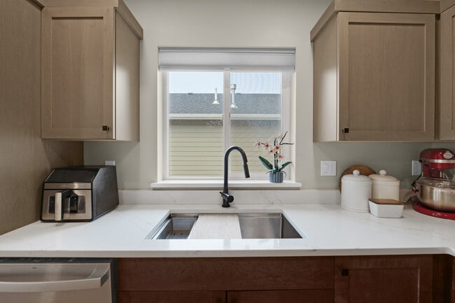 Building Photo - 1350-1313 13th Ave