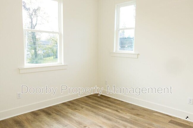 Building Photo - 905 W 39th St