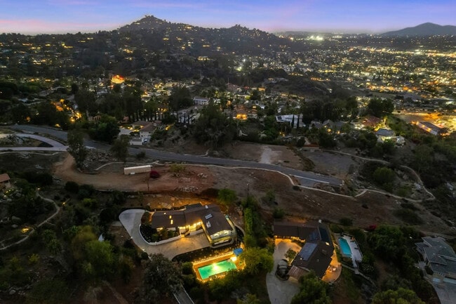 Building Photo - 5048 Bluff Pl