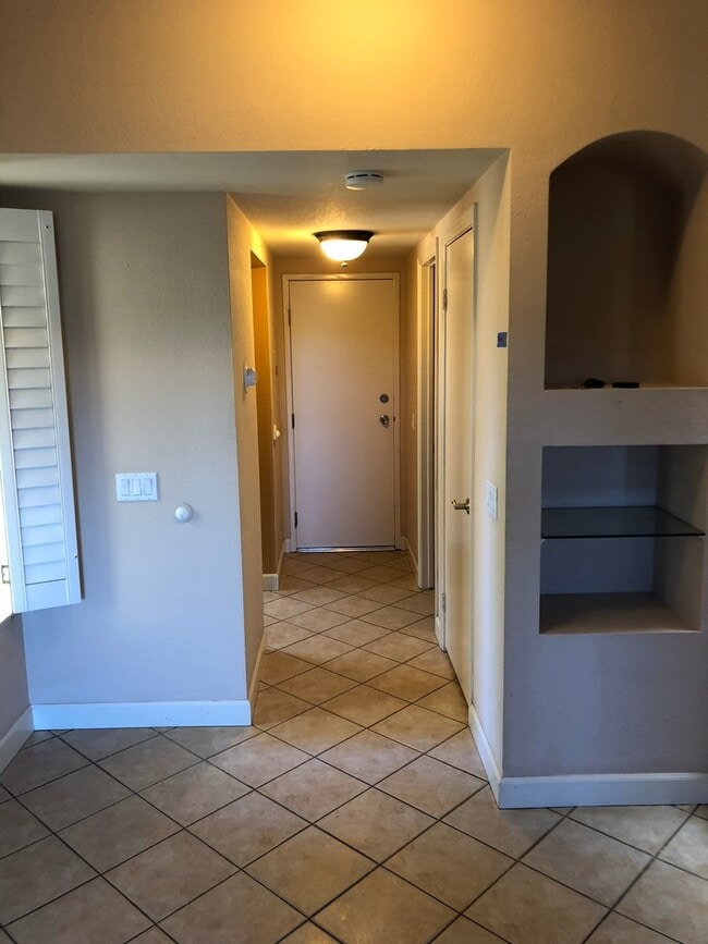 Building Photo - 2 Bed, 2.5 Bath Two-Story Condo with Garage