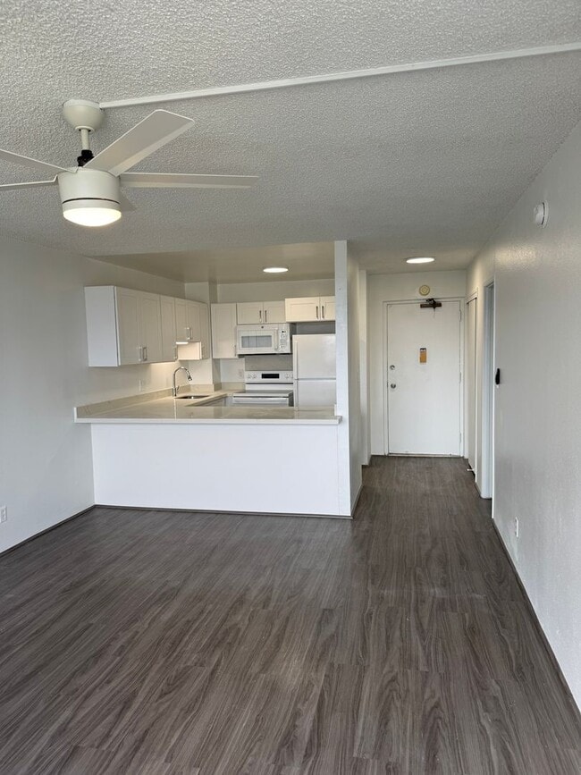 Building Photo - Renovated 1BR Condo in Downtown located in a secured building on the 25th floor