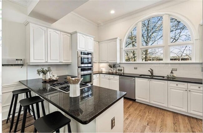 Building Photo - 802 Clifton Heights Ln NE