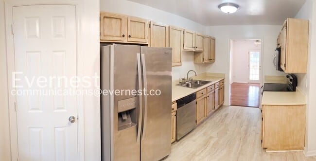 Building Photo - 3 Bed, 3.5 Bath Townhome with Modern Amenities / Available Soon!