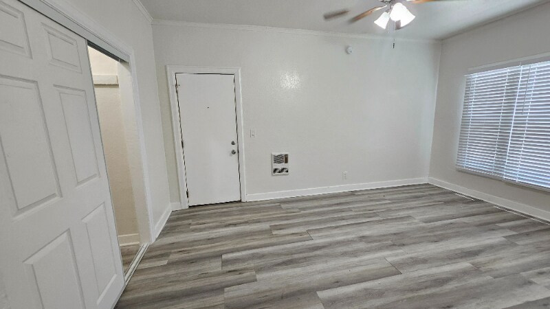 Building Photo - 1185 E Vernon Ave