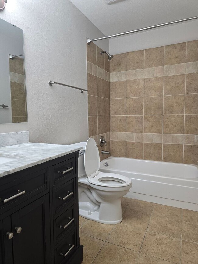 Building Photo - Cute end unit townhome 3-bedroom 2 baths in Thornton.