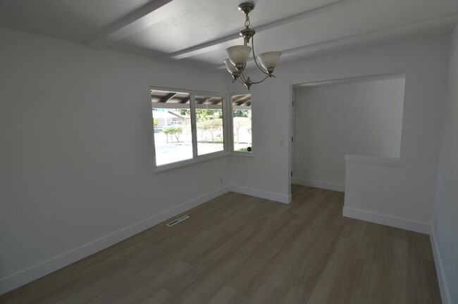 Building Photo - 467 Luther Dr