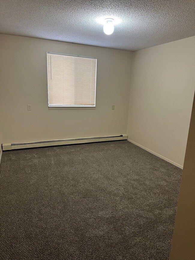 Building Photo - Three Bedroom Apartment Great Location!