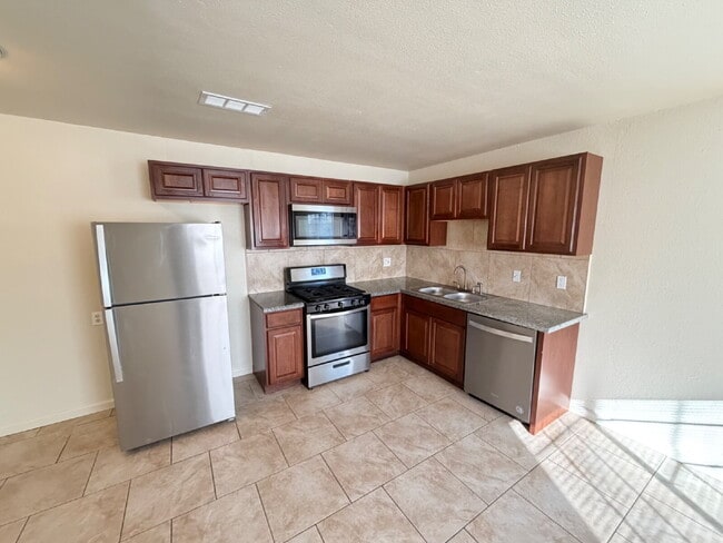 Building Photo - Gated 2-Bedroom Apartment in Merced