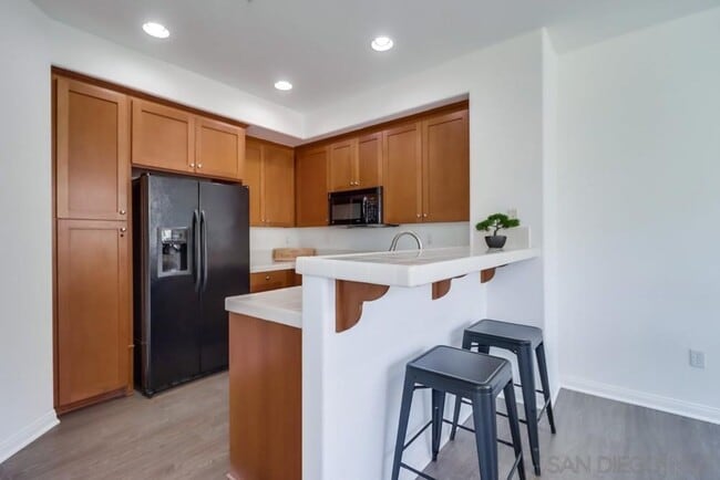Building Photo - Tri-Level Townhome Condo for Rent – 2 Bed,...