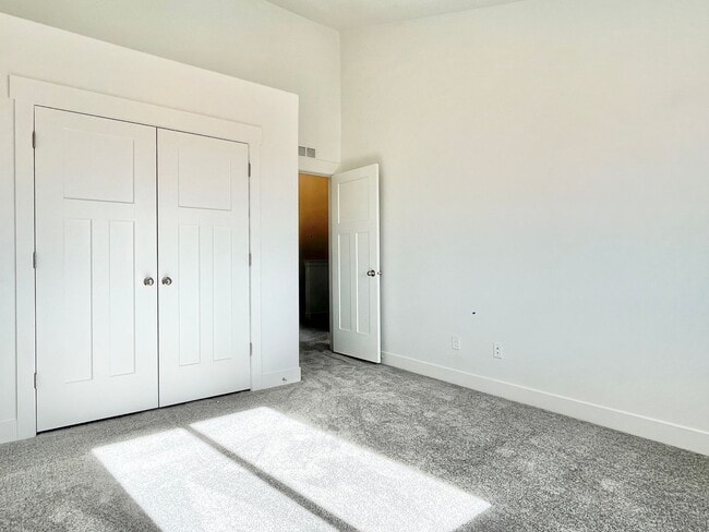 Building Photo - Bright & Beautiful Townhome in American Fork!