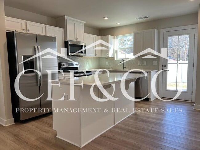 Building Photo - Spacious Townhome available in Spartanburg's East Side