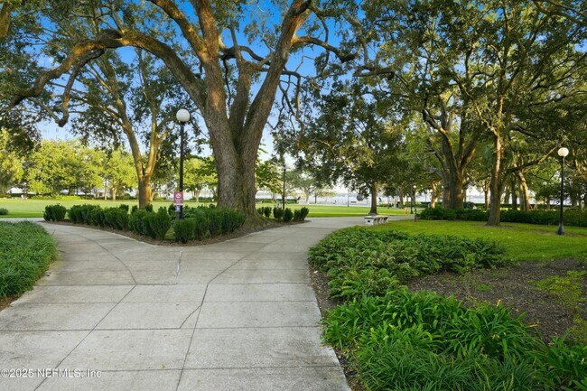 Building Photo - 3319 Pine St