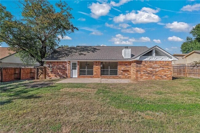Building Photo - Take a look at this 3 bedroom 2 bath home