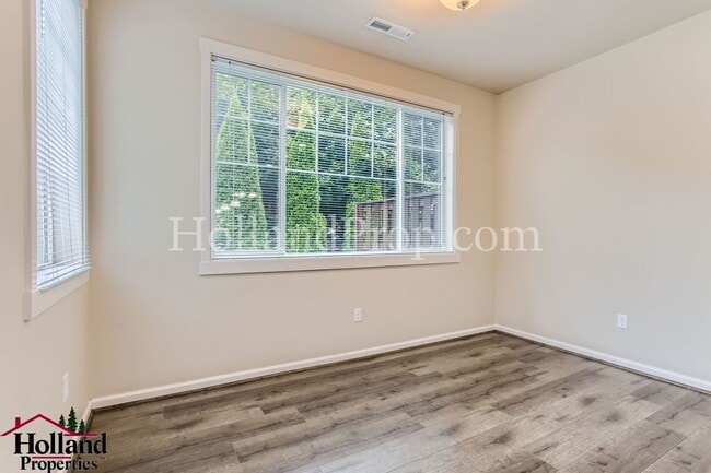 Building Photo - Charming 3-Bedroom Townhome in Prime Hills...