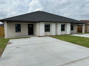 Building Photo - 372 Uva Ln