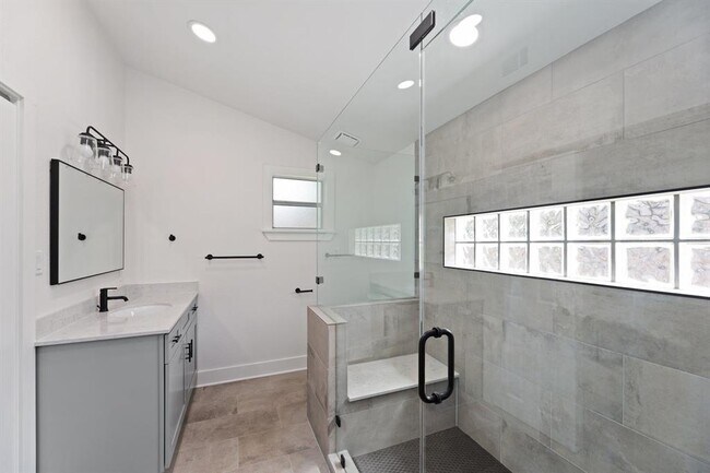 Building Photo - 2208 Santa Rita St