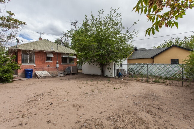 Building Photo - EDo BRICK BUNGALOW 1/BD 1/BA 1/CG