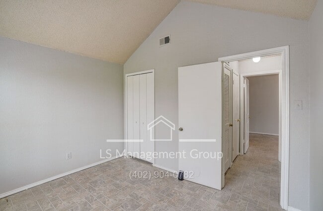 Building Photo - 7517 Oak Chase