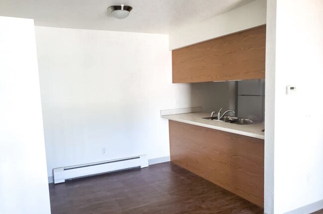 Building Photo - 201 Country Club Dr