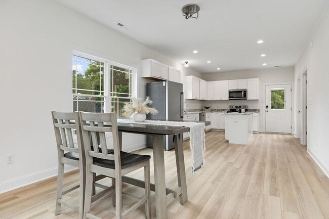 Building Photo - 1025 Frye St