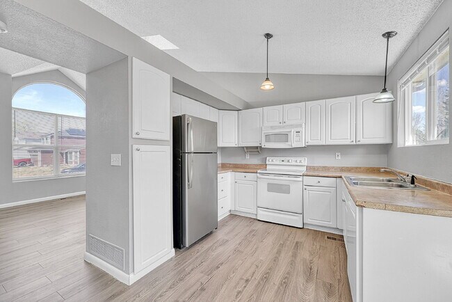 Building Photo - $2,595 - 3 Bed, 1 Bath Newly Renovated Hom...