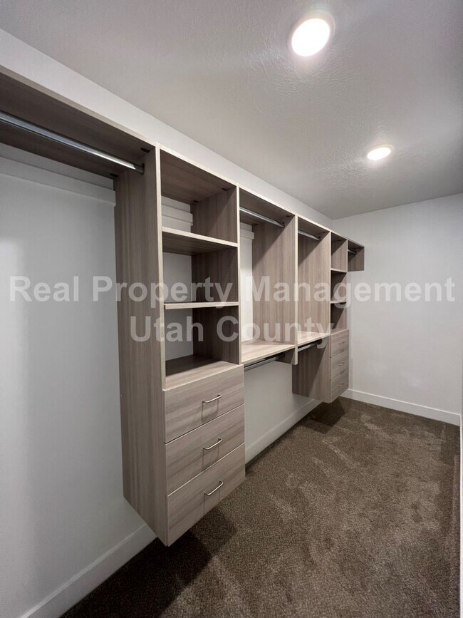 Building Photo - New Lower Price! Cute townhome in Highland