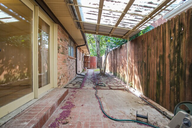 Building Photo - 10660 Pagewood Dr