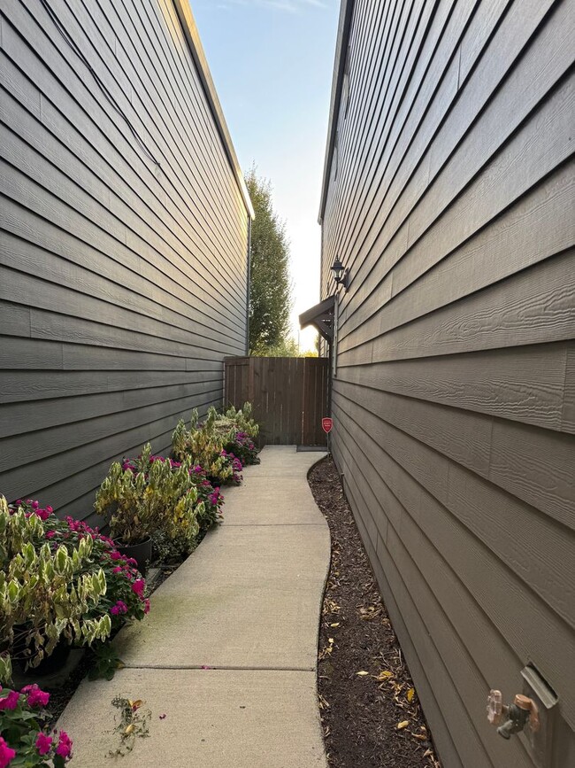 Building Photo - Beautiful 3 Bedroom House with High Ceilin...
