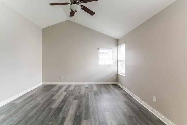 Building Photo - 585 Bettmann St