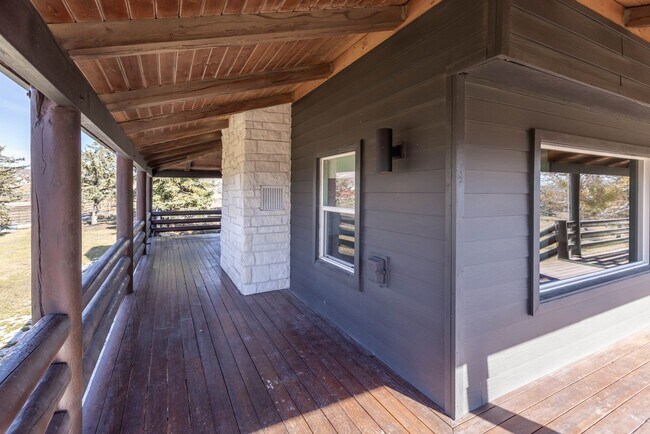 Building Photo - SILVER CREEK HORSE PROPERTY